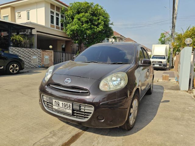 รถ Nissan March 1.2 V สี ม่วง
