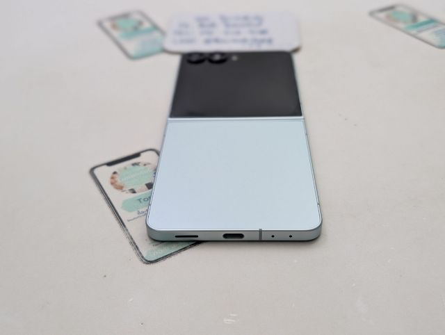 ขาย เทิร์น Samsung Galaxy Z Flip 7 สี Blue 512 GB ศูนย์ไทย สภาพสวย ประกันยาว อุปกรณ์ครบยกกล่อง เพียง 19,990 บาท เท่านั้น ครับ รูปที่ 9