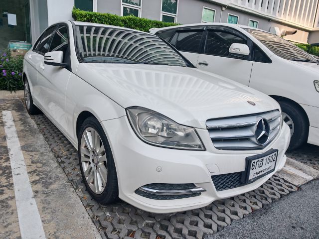 Mercedes-Benz C-Class 2013 C200 CGI Sedan เบนซิน ไม่ติดแก๊ส เกียร์อัตโนมัติ ขาว รูปที่ 3
