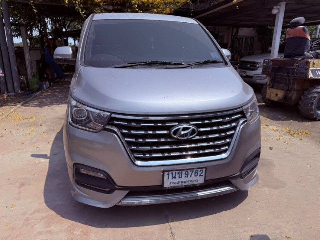 รถ Hyundai H-1  2.5 Deluxe สี บรอนซ์เงิน