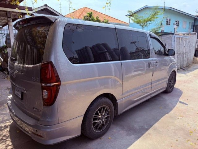 Hyundai H-1  2019 2.5 Deluxe Van ดีเซล ไม่ติดแก๊ส เกียร์อัตโนมัติ บรอนซ์เงิน รูปที่ 2