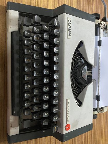 อื่นๆ พิมพ์ดีดกระเป๋าหิ้ว OLYMPIA สภาพดียังใช้งานได้ดี