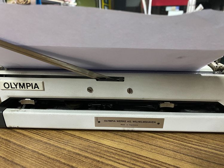 พิมพ์ดีดกระเป๋าหิ้ว OLYMPIA สภาพดียังใช้งานได้ดี รูปที่ 2