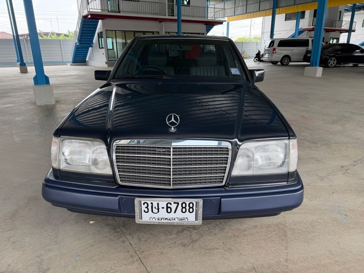 Mercedes-Benz E-Class 1996 E220 Sedan เบนซิน ไม่ติดแก๊ส เกียร์อัตโนมัติ น้ำเงิน รูปที่ 2