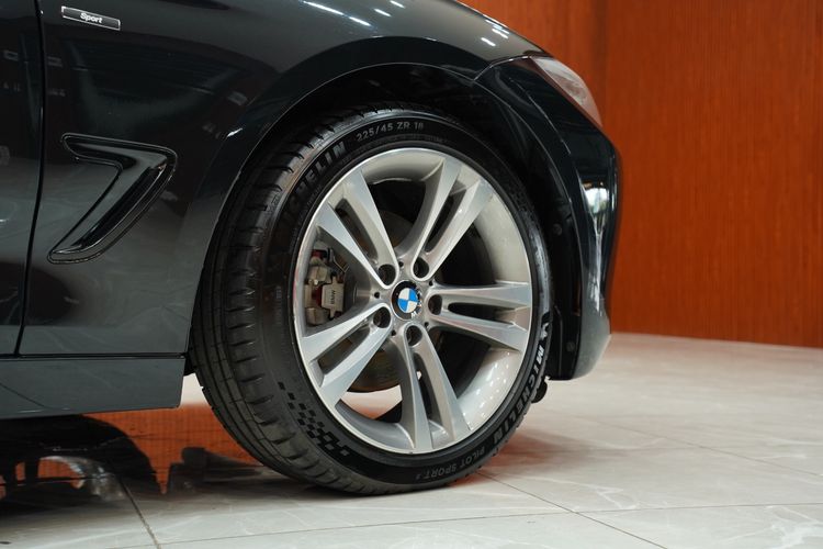 BMW Series 3 2015 320d Sedan ดีเซล เกียร์อัตโนมัติ ดำ รูปที่ 4