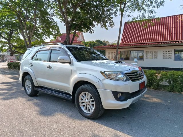 รถ Toyota Fortuner 2.8 V 4WD สี ขาว