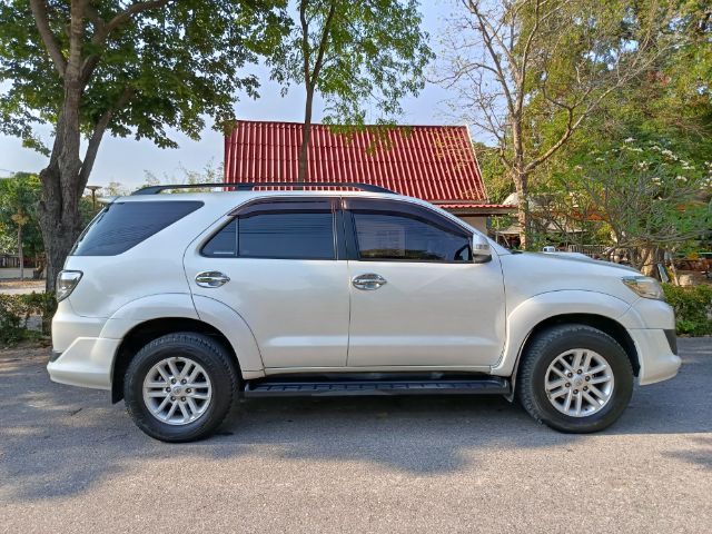 Toyota Fortuner 2013 2.8 V 4WD Utility-car ดีเซล เกียร์อัตโนมัติ ขาว รูปที่ 4