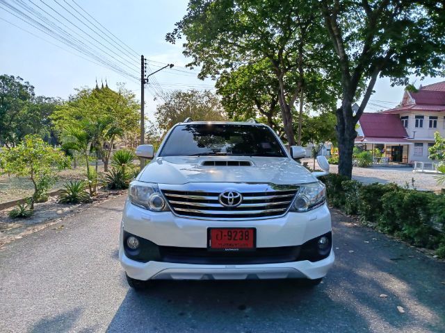 Toyota Fortuner 2013 2.8 V 4WD Utility-car ดีเซล เกียร์อัตโนมัติ ขาว รูปที่ 2