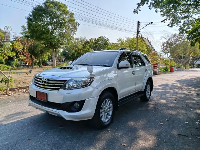 Toyota Fortuner 2013 2.8 V 4WD Utility-car ดีเซล เกียร์อัตโนมัติ ขาว รูปที่ 3