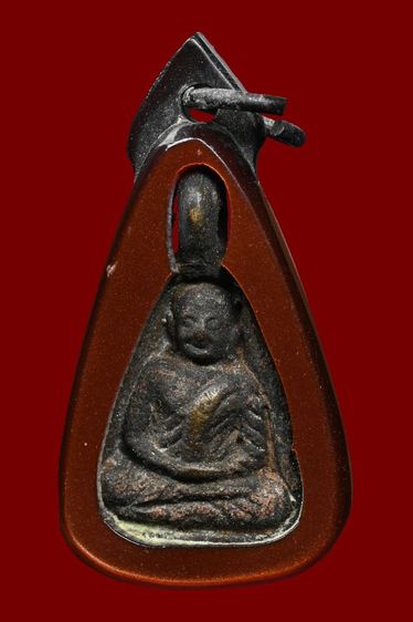 พระหลวงพ่อเงิน วัดบางคลาน พิมพ์จอบเล็ก รุ่นเเรก สภาพผ่านการใช้มายาวนาน เลี่ยมเก่าโบราณ พระยังสวยคม มีลงรักเก่ามาแต่เดิม สวยเก่าเดิมโบราณมาก