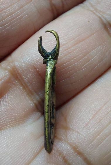 เหรียญจอบเล็ก หลวงพ่อเงินบางคลาน แห้งเก่า เนื้อจัด  รูปที่ 2