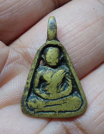 เหรียญจอบเล็ก หลวงพ่อเงินบางคลาน แห้งเก่า เนื้อจัด 