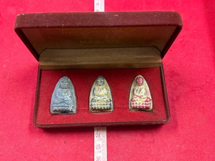 พระหลวงปู่ทวดวัดช้างให้เนื้อว่านพิมพ์ใหญ่สามองค์คุกรักครบชุดพร้อมกล่องจากกรรมการ