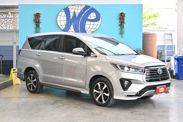 รถ Toyota Innova 2.8 Crysta Premium สี เทา