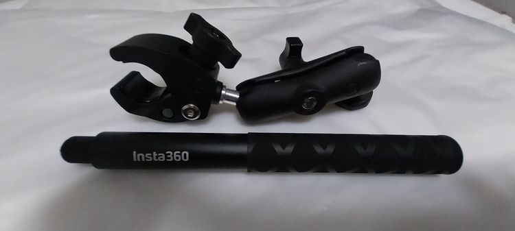ขาย Action Invisible Selfie Stick + Bike Mount ของแท้สั่งจาก Insta360 Official Store มือสอง สภาพ 99.99 เปอร์เซ็นต์ 