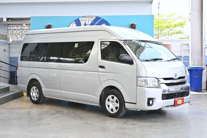 รถ Toyota Commuter 3.0 สี เทา