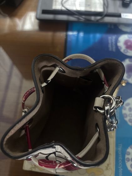 กระเป๋าคล้องมือ coachแท้ มือสองสภาพดีมาก รูปที่ 5