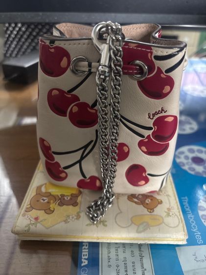 กระเป๋าคล้องมือ coachแท้ มือสองสภาพดีมาก รูปที่ 3