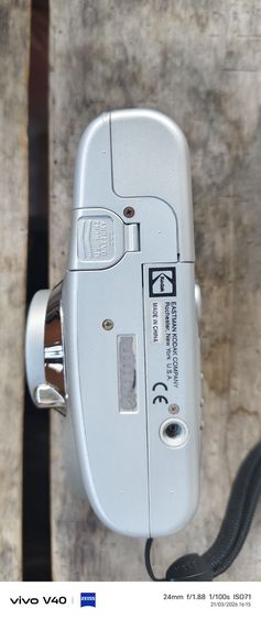 Kodak EasyLoad 35 (KE series) เป็นกล้องฟิล์มคอมแพค 35mm ยุค 90s-2000s ที่เน้นใช้งานง่ายด้วยระบบโหลดฟิล์มอัตโนมัติ (Drop-in loading)  รูปที่ 3