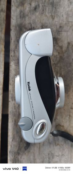 Kodak EasyLoad 35 (KE series) เป็นกล้องฟิล์มคอมแพค 35mm ยุค 90s-2000s ที่เน้นใช้งานง่ายด้วยระบบโหลดฟิล์มอัตโนมัติ (Drop-in loading)  รูปที่ 4