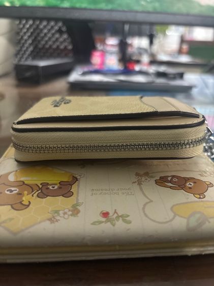 กระเป๋าใส่บัตรใส่เงินได้ coach แท้มือสอง สภาพ100สีเหลืองอ่อน รูปที่ 4
