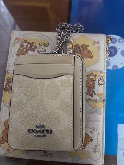 กระเป๋าใส่บัตรใส่เงินได้ coach แท้มือสอง สภาพ100สีเหลืองอ่อน