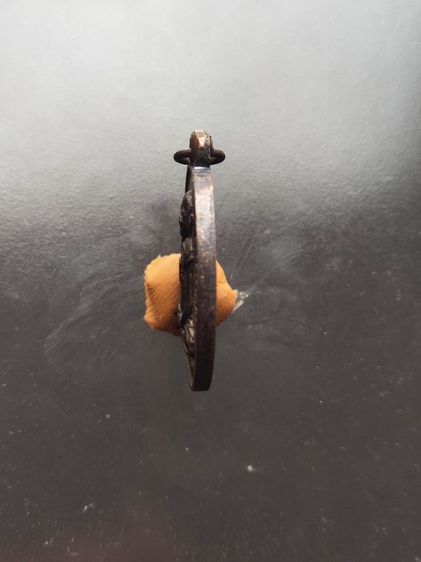 เหรียญรุ่นแรกหลวงปู่หงษ์ หลังพระแม่โพสพ เนื้อทองแดงรมดำ วัดเพชรบุรี จ.สุรินทร์ ปี2541 รูปที่ 4