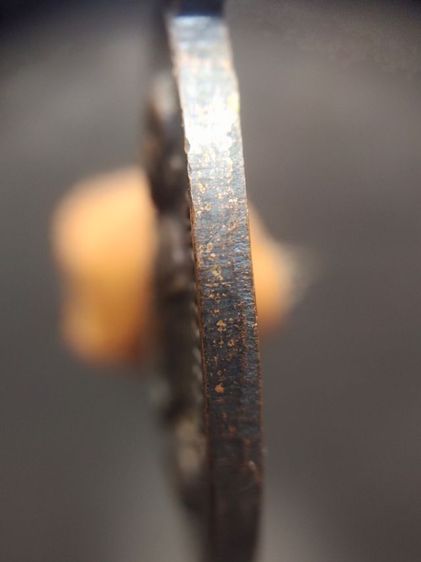 เหรียญรุ่นแรกหลวงปู่หงษ์ หลังพระแม่โพสพ เนื้อทองแดงรมดำ วัดเพชรบุรี จ.สุรินทร์ ปี2541 รูปที่ 3