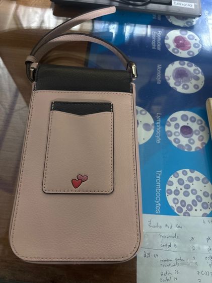 กระเป๋าใส่มือถือ kate spade แท้มือสอง มีช่องใส่บัตรด้านในและด้านหลัง รูปที่ 2