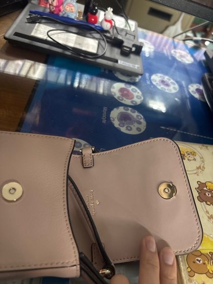 กระเป๋าใส่มือถือ kate spade แท้มือสอง มีช่องใส่บัตรด้านในและด้านหลัง รูปที่ 6