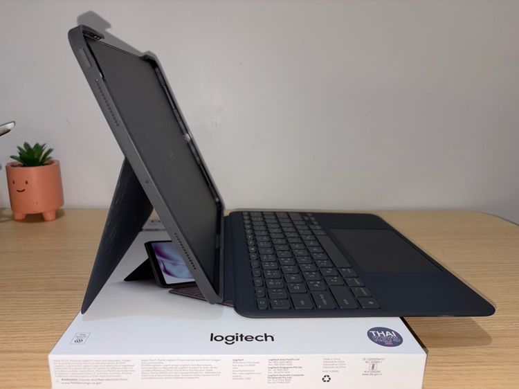 แป้นพิมพ์ Logitech combo touch iPad Pro M4 13 นิ้ว