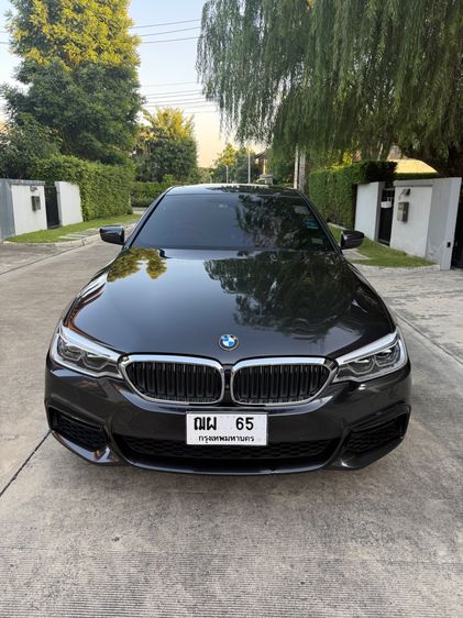 รถ BMW Series 5 530e สี เทา