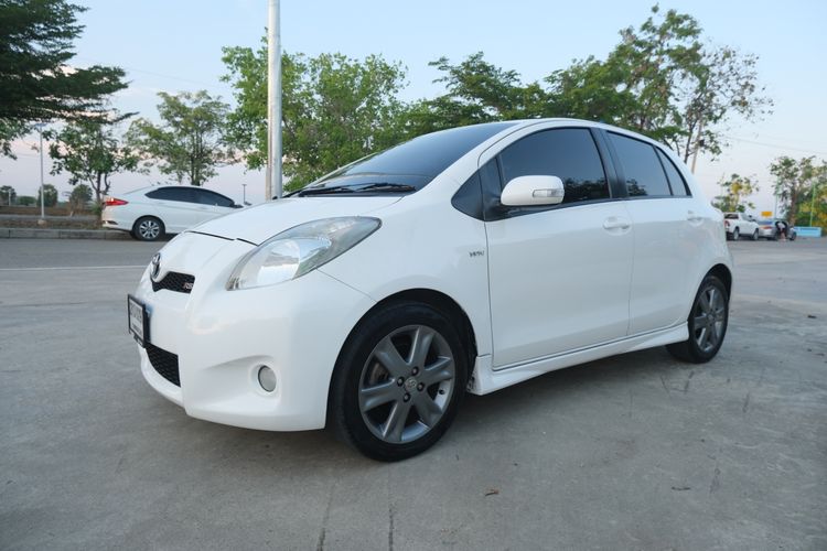Toyota Yaris 2013 1.5 RS Sedan เบนซิน ไม่ติดแก๊ส เกียร์อัตโนมัติ ขาว รูปที่ 3