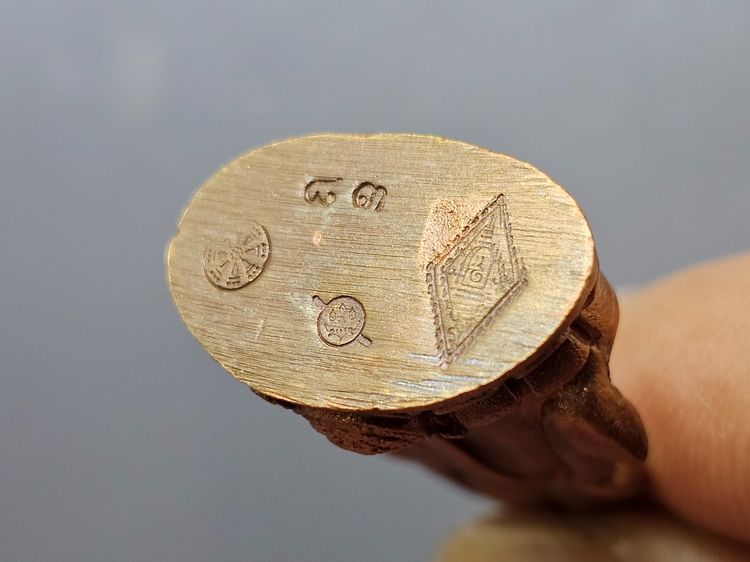 พระพุทธชินราช ลอยองค์ เนื้อนวะกลับดำ พิมพ์เล็ก กรมตำรวจรุ่นแรก รุ่น “ประวัติศาสตร์” พ.ศ.2562 พร้อมกล่องเดิม รูปที่ 7