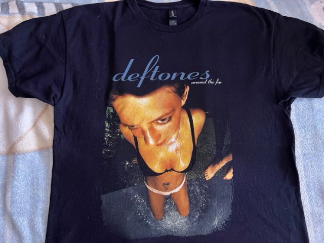 ดำ XL แขนสั้น เสื้อทีเชิ้ต อื่นๆ เสื้อวงดนตรี Deftones สภาพใหม่  ปี2022 ตำหนิมีรูมด1จุดกลางหลัง