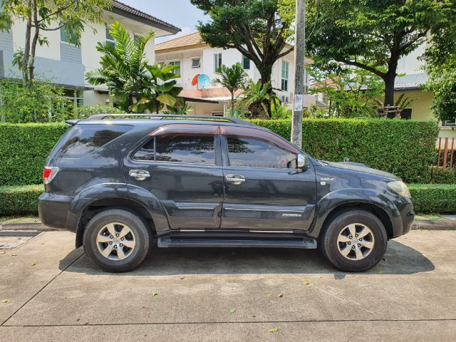Toyota Fortuner 2005 3.0 V 4WD Utility-car ดีเซล เกียร์อัตโนมัติ ดำ รูปที่ 3
