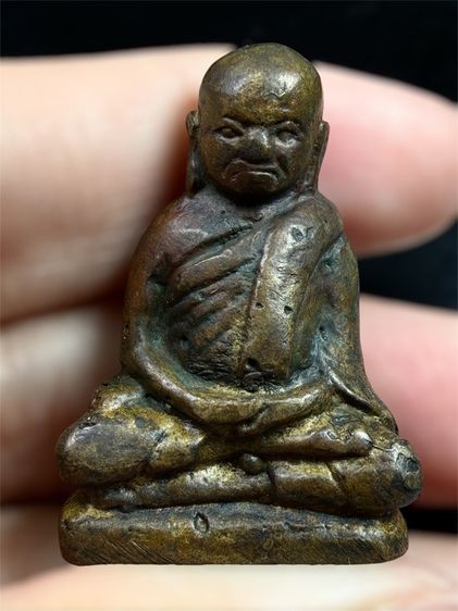 รูปหล่อ หลวงพ่อเงิน , ท่ามะไฟ จีวรห่าง.