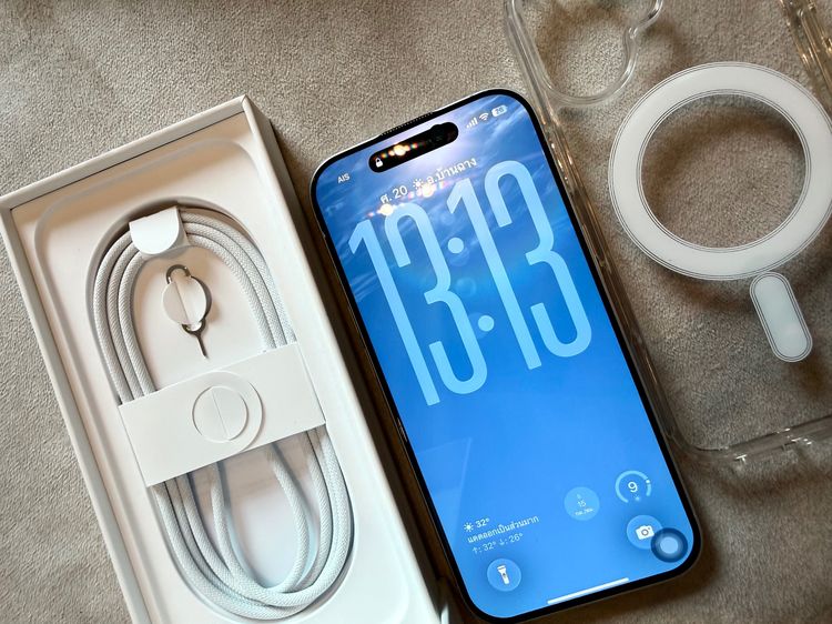 256 GB iPhone 17 สีขาว ศูนย์ไทยประกันเหลือครบกล่อง