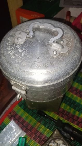 กล่องหรือหม้อเก็บอาหารอลูมิเนียมแบบโบราณ