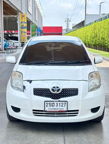 รถ Toyota Yaris 1.5 E สี ขาว