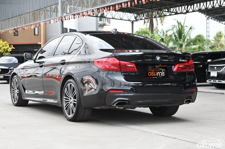 BMW Series 5 2021 530e Sedan ปลั๊กอินไฮบริด (PHEV) ไม่ติดแก๊ส เกียร์อัตโนมัติ ดำ รูปที่ 3