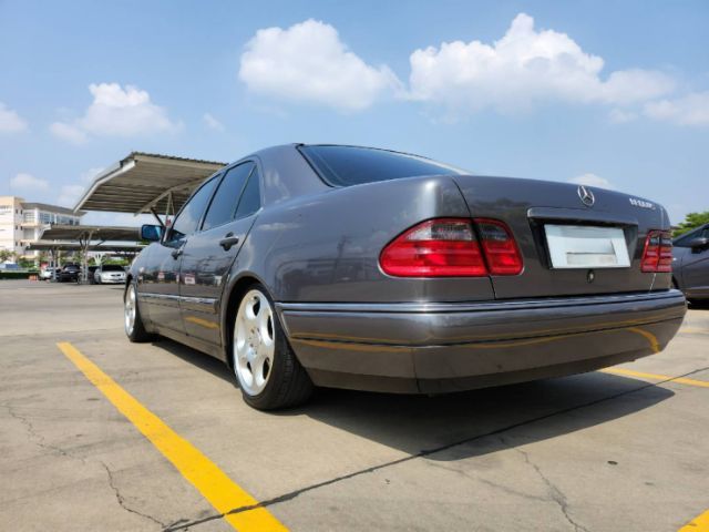 Mercedes-Benz E-Class 1995 E230 Sedan เบนซิน ไม่ติดแก๊ส เกียร์อัตโนมัติ เทา รูปที่ 2