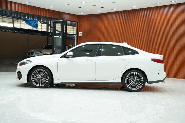BMW Series 2 2022 220i Sedan เบนซิน เกียร์อัตโนมัติ ขาว รูปที่ 4