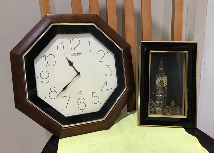น้ำตาล พลาสติก นาฬิกา แขวนผนัง ตั้งโต๊ะ 2 เรือน