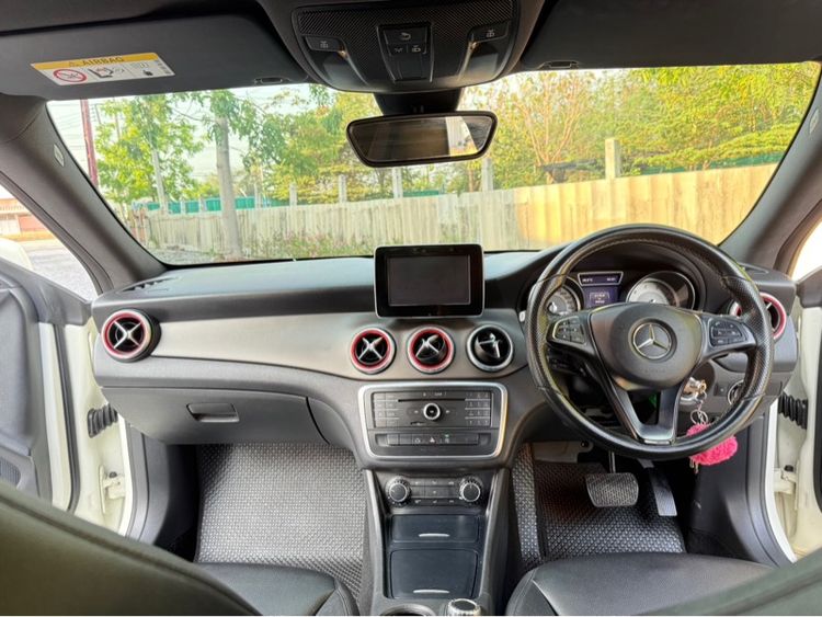 รถ Mercedes-Benz C-Class C180 สี ขาว