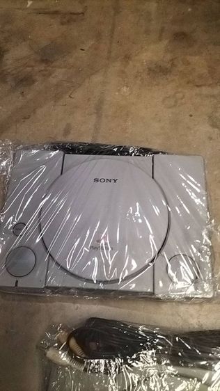 Sony เครื่องเกมส์โซนี่ เพลย์สเตชั่น PS1 (Playstation 1) เชื่อมต่อไร้สายไม่ได้ เครื่องเกม PlayStation 1 (PS1) 
รุ่น SCPH-7000 (Made in Japan)
