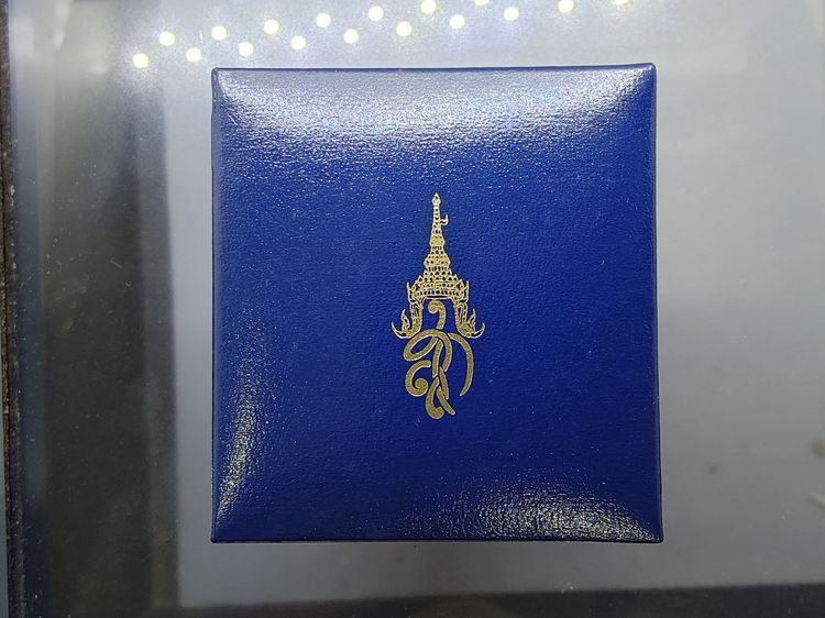 เหรียญสมเด็จพระนเรศวรมหาราช หลังหลังพระนามาภิไธย สก เนื้อเงิน (ราชินี สร้าง) บล็อกกษาปณ์ 2538 พร้อมกล่องเดิม รูปที่ 9