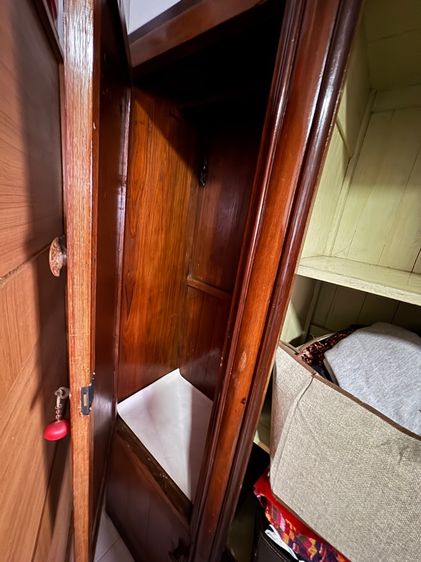 ชุดโต๊ะหมู่บูชาไม้สักเก่าเก็บและตู้เสื้อผ้าไม้สัก 2 ใบ รูปที่ 5