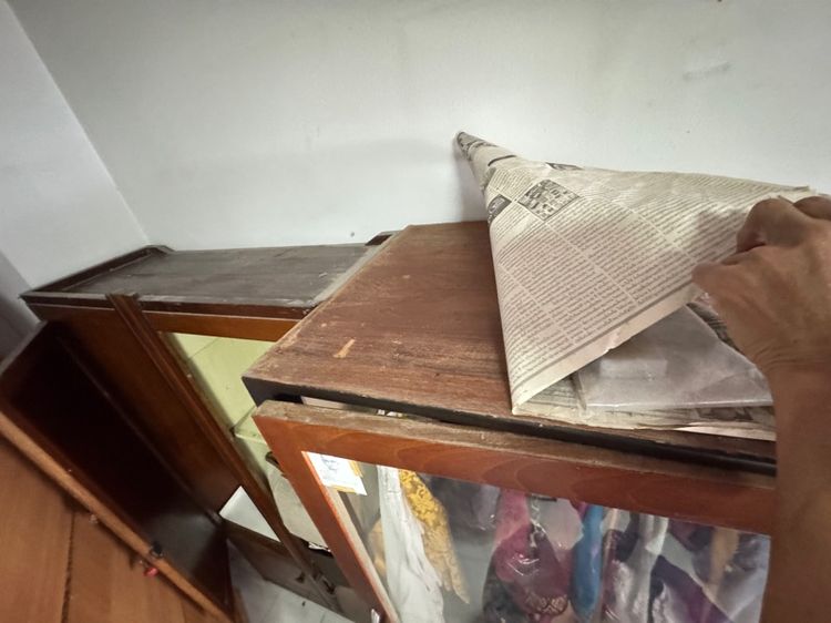 ชุดโต๊ะหมู่บูชาไม้สักเก่าเก็บและตู้เสื้อผ้าไม้สัก 2 ใบ รูปที่ 6