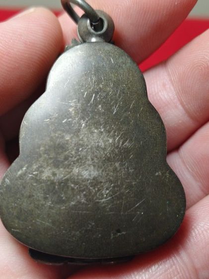 ปิดตาหลวงปู่เอี่ยมเนื้อผงลงรักปิดทองพร้อมตลับเงิน รูปที่ 2